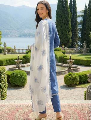 Women Floral Embroidered Regular Thread Work Kurta with Trousers & With Dupatta 3