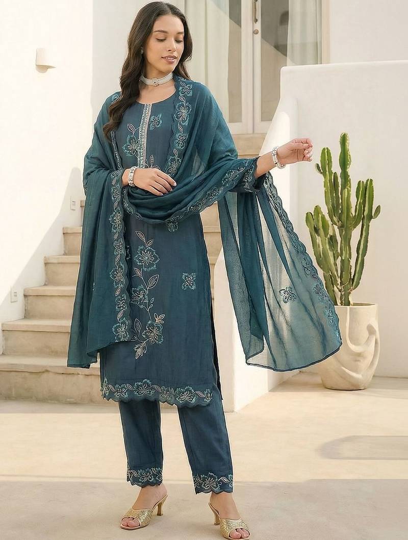 Women Floral Embroidered Regular Thread Work Kurta with Trousers & With Dupatta