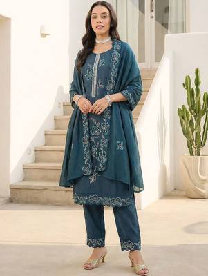Women Floral Embroidered Regular Thread Work Kurta with Trousers & With Dupatta 3