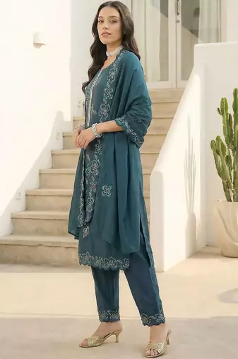 Women Floral Embroidered Regular Thread Work Kurta with Trousers & With Dupatta