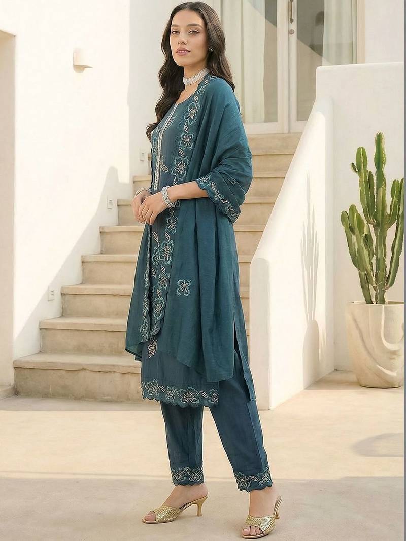 Women Floral Embroidered Regular Thread Work Kurta with Trousers & With Dupatta