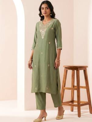 Women Ethnic Motifs Embroidered Regular Thread Work Kurta with Trousers 1