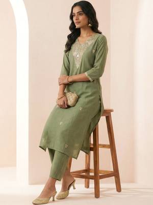Women Ethnic Motifs Embroidered Regular Thread Work Kurta with Trousers 3