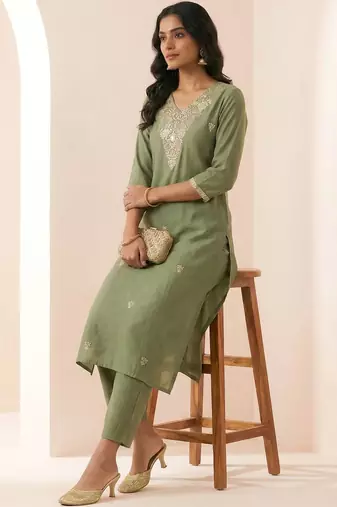 Women Ethnic Motifs Embroidered Regular Thread Work Kurta with Trousers
