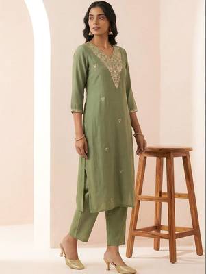 Women Ethnic Motifs Embroidered Regular Thread Work Kurta with Trousers 5