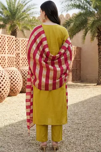 Women Embroidered Regular Thread Work Kurta with Trousers & With Dupatta