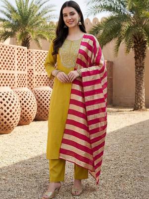 Women Embroidered Regular Thread Work Kurta with Trousers & With Dupatta 3