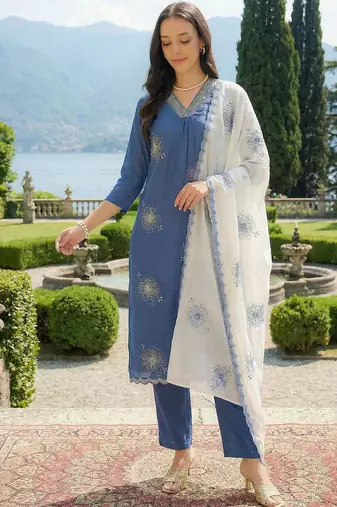 Women Floral Embroidered Regular Thread Work Kurta with Trousers & With Dupatta