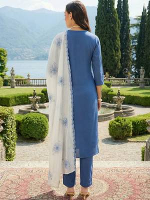 Women Floral Embroidered Regular Thread Work Kurta with Trousers & With Dupatta 3