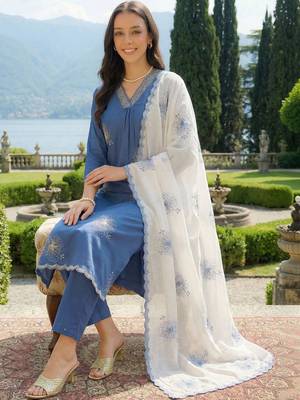 Women Floral Embroidered Regular Thread Work Kurta with Trousers & With Dupatta 4