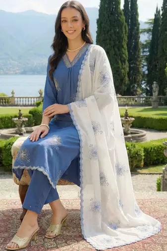 Women Floral Embroidered Regular Thread Work Kurta with Trousers & With Dupatta