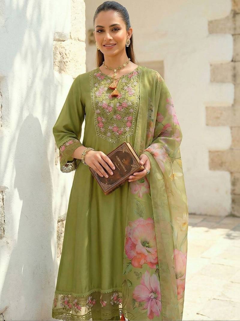 Women Floral Embroidered Regular Thread Work Liva Kurta with Trousers & With Dupatta