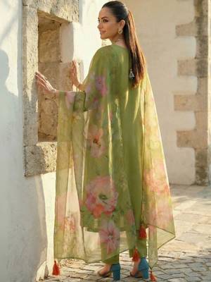 Women Floral Embroidered Regular Thread Work Liva Kurta with Trousers & With Dupatta 3