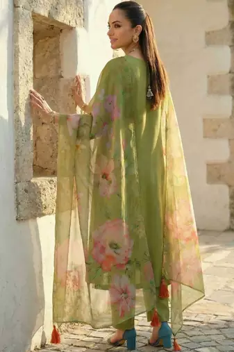 Women Floral Embroidered Regular Thread Work Liva Kurta with Trousers & With Dupatta