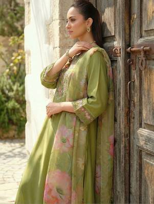Women Floral Embroidered Regular Thread Work Liva Kurta with Trousers & With Dupatta 4
