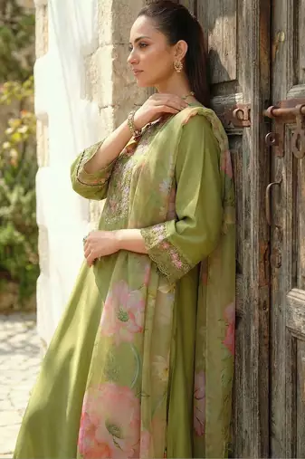 Women Floral Embroidered Regular Thread Work Liva Kurta with Trousers & With Dupatta