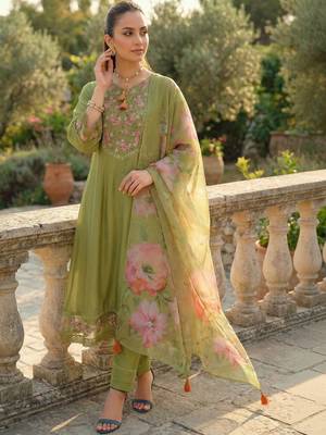 Women Floral Embroidered Regular Thread Work Liva Kurta with Trousers & With Dupatta 5