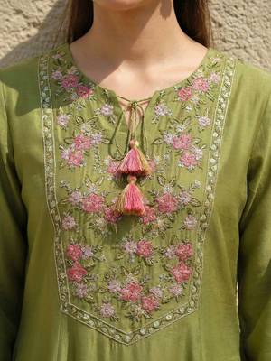 Women Floral Embroidered Regular Thread Work Liva Kurta with Trousers & With Dupatta 6