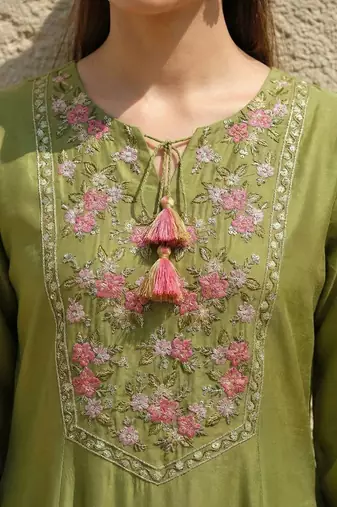 Women Floral Embroidered Regular Thread Work Liva Kurta with Trousers & With Dupatta