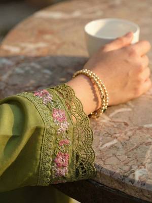 Women Floral Embroidered Regular Thread Work Liva Kurta with Trousers & With Dupatta 7
