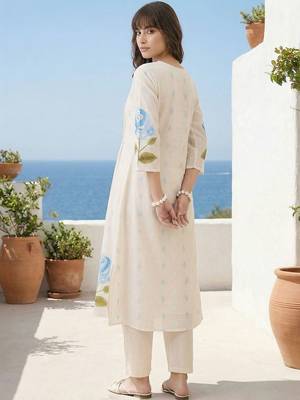 Women Floral Printed Pleated Pure Cotton Kurta with Trousers 3