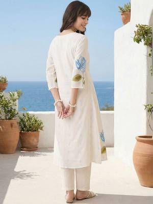 Women Floral Printed Pleated Pure Cotton Kurta with Trousers 5
