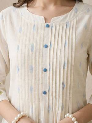 Women Floral Printed Pleated Pure Cotton Kurta with Trousers 6