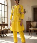 Women Floral Embroidered Regular Thread Work Kurta with Trousers