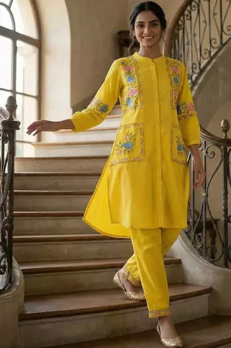Women Floral Embroidered Regular Thread Work Kurta with Trousers