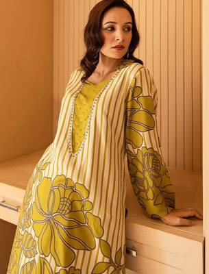 Women Floral Printed Regular Kurta with Palazzos 2