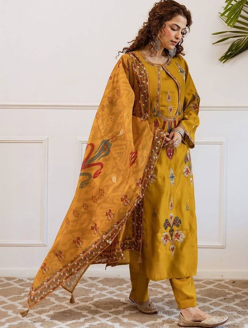 Women Ethnic Motifs Embroidered Regular Thread Work Kurta with Trousers & With Dupatta