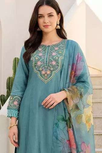 Women Floral Embroidered Regular Thread Work Liva Kurta with Trousers & With Dupatta