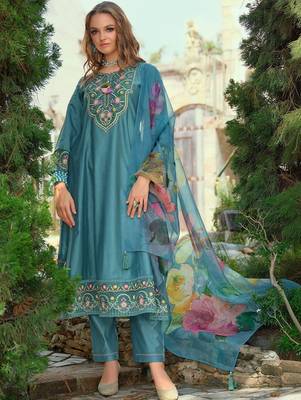 Women Floral Embroidered Regular Thread Work Liva Kurta with Trousers & With Dupatta 6