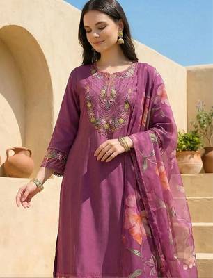 Women Floral Embroidered Regular Thread Work Kurta with Trousers & With Dupatta 2