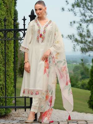 Women Floral Embroidered Regular Thread Work Kurta with Trousers & With Dupatta 5
