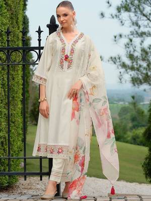 Women Floral Embroidered Regular Thread Work Kurta with Trousers & With Dupatta 5