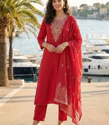 Women Ethnic Motifs Embroidered Regular Thread Work Kurta with Trousers & With Dupatta