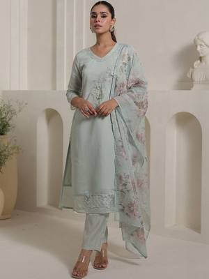 Women Floral Embroidered Regular Thread Work Kurta with Trousers & With Dupatta 1