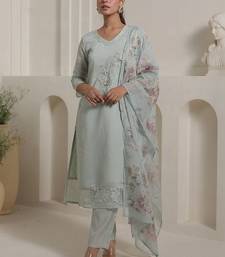 Women Floral Embroidered Regular Thread Work Kurta with Trousers & With Dupatta
