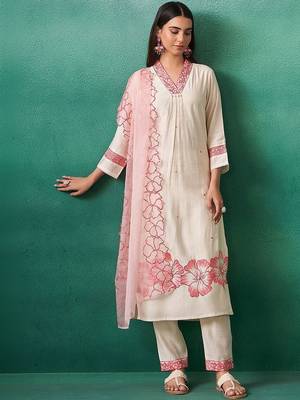 Women Floral Embroidered Regular Thread Work Kurta with Trousers & With Dupatta 1