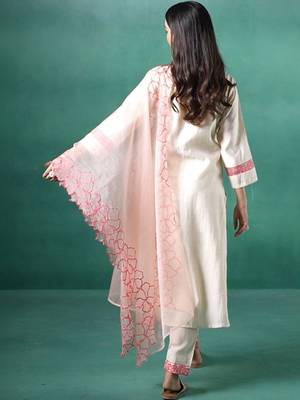 Women Floral Embroidered Regular Thread Work Kurta with Trousers & With Dupatta 2