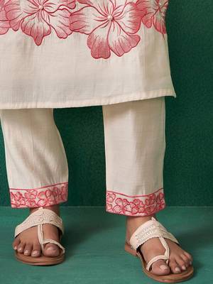 Women Floral Embroidered Regular Thread Work Kurta with Trousers & With Dupatta 6