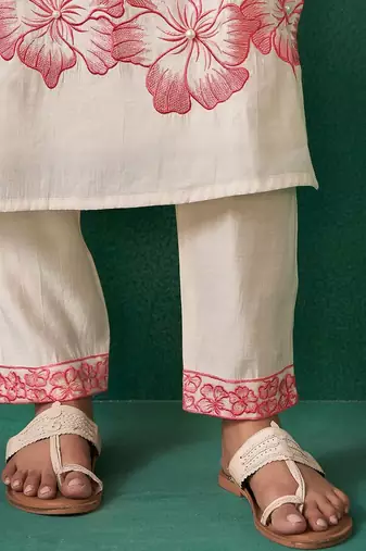 Women Floral Embroidered Regular Thread Work Kurta with Trousers & With Dupatta