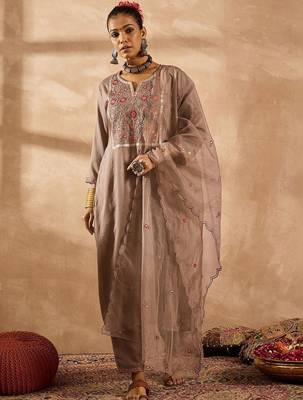 Women Floral Embroidered Regular Thread Work Kurta with Trousers & With Dupatta 1