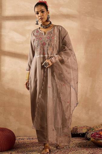 Women Floral Embroidered Regular Thread Work Kurta with Trousers & With Dupatta