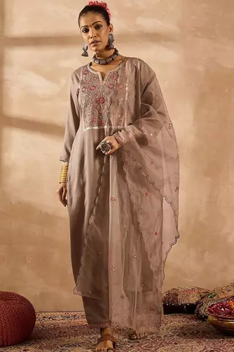 Women Floral Embroidered Regular Thread Work Kurta with Trousers & With Dupatta