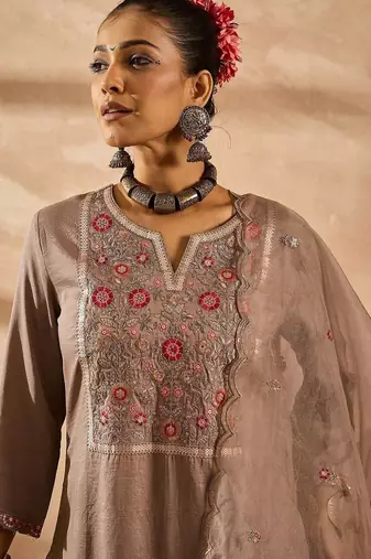 Women Floral Embroidered Regular Thread Work Kurta with Trousers & With Dupatta