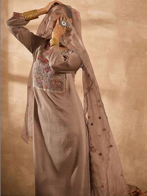 Women Floral Embroidered Regular Thread Work Kurta with Trousers & With Dupatta 3