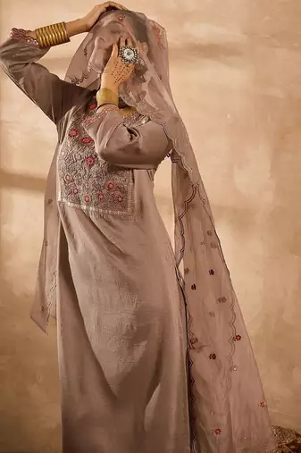 Women Floral Embroidered Regular Thread Work Kurta with Trousers & With Dupatta