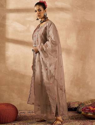 Women Floral Embroidered Regular Thread Work Kurta with Trousers & With Dupatta 4